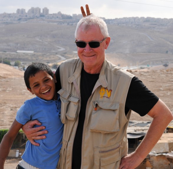 BGSaltnes-EA_and_boy_from_Khan_al_Ahmar_Mihtwish_making_fun_of_him_2014_09_30